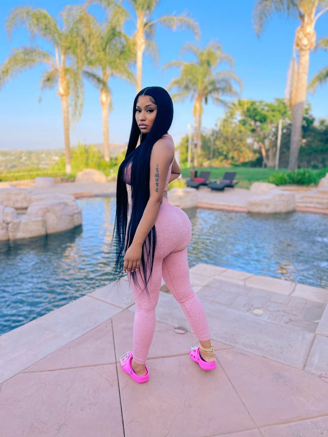 Nicki Minaj Lookalike Showing Off Her Juicy Curves 61
