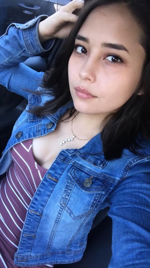 デリシャス・カザフ・ビューティー・アリッサ・ショウイング・オフ・ハー・ピンク・プッシー 1