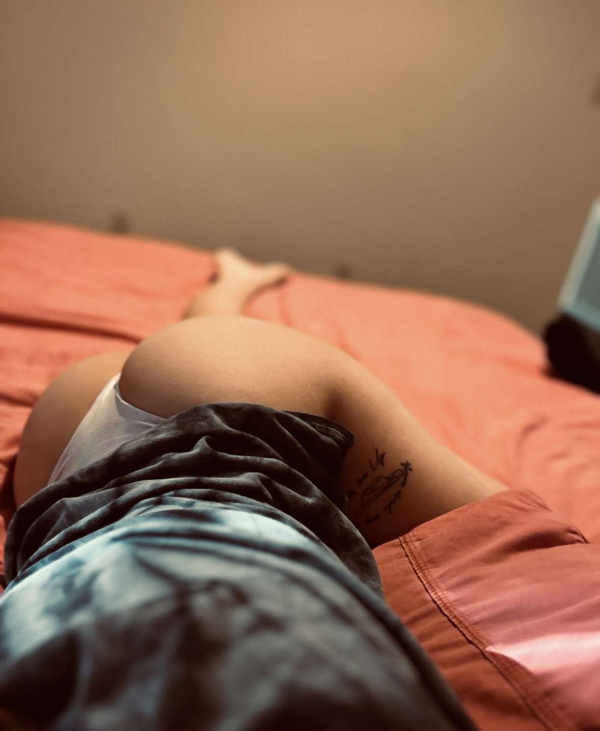 ライク、コメント、アンド・リポスト — レッツ・ターン・ハー・イントゥ・ア・カム・ハングリー・ハッシー！ 16