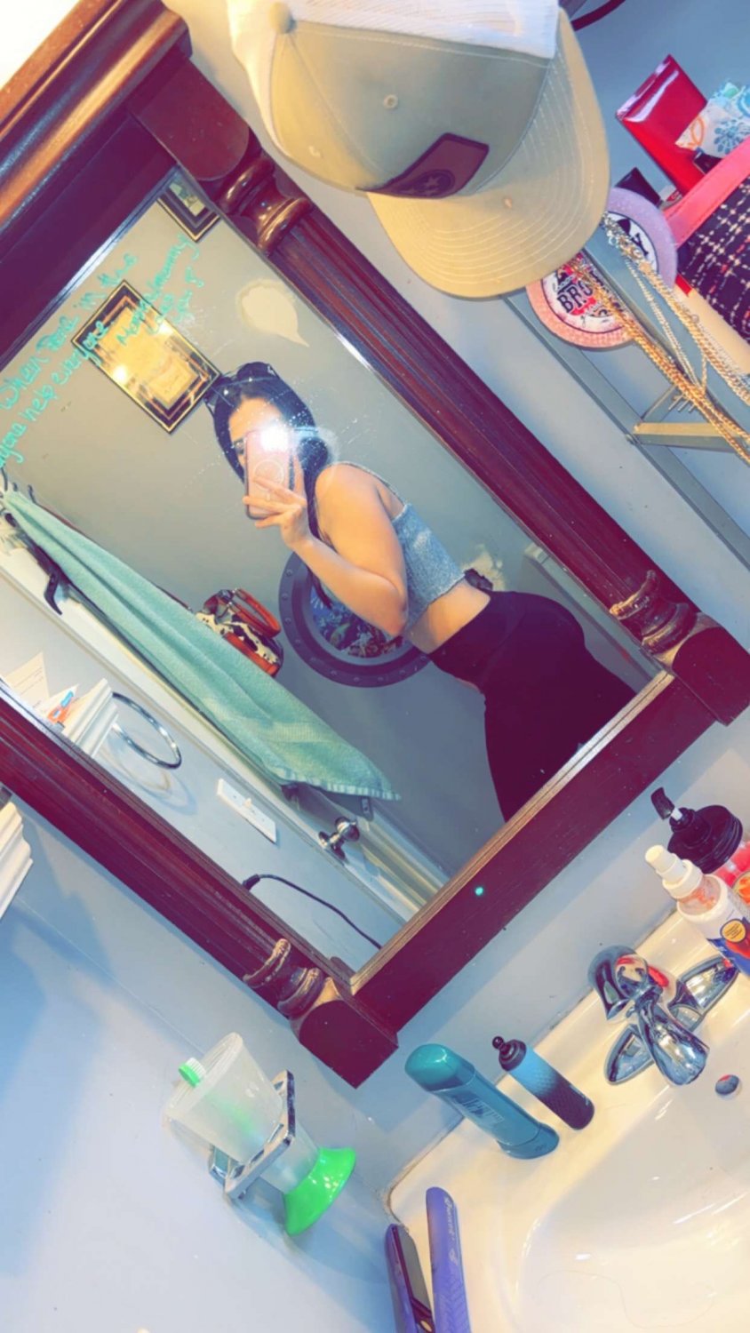 ライク、コメント、アンド・リポスト — レッツ・ターン・ハー・イントゥ・ア・カム・ハングリー・ハッシー！ 17