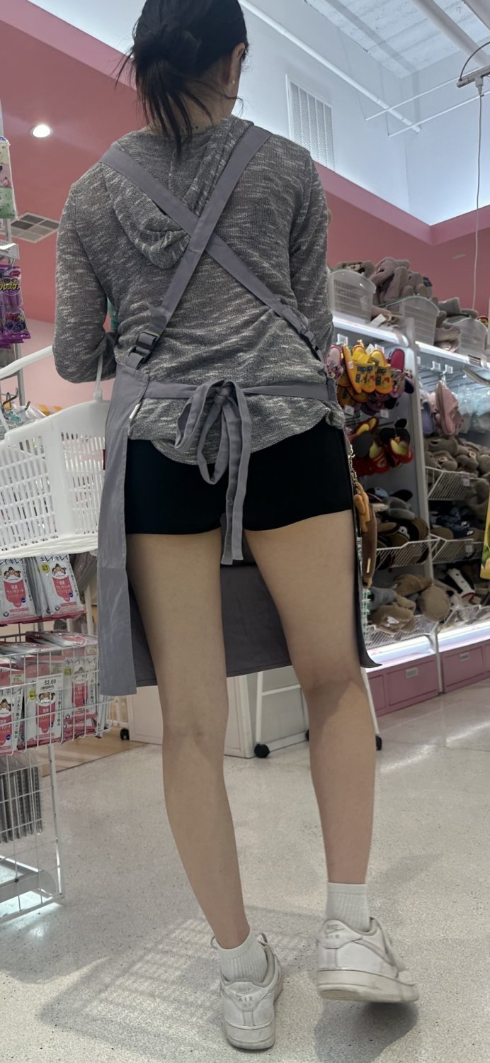 Slim Oriental Girl’s Perfect Legs Captured Candidly 1