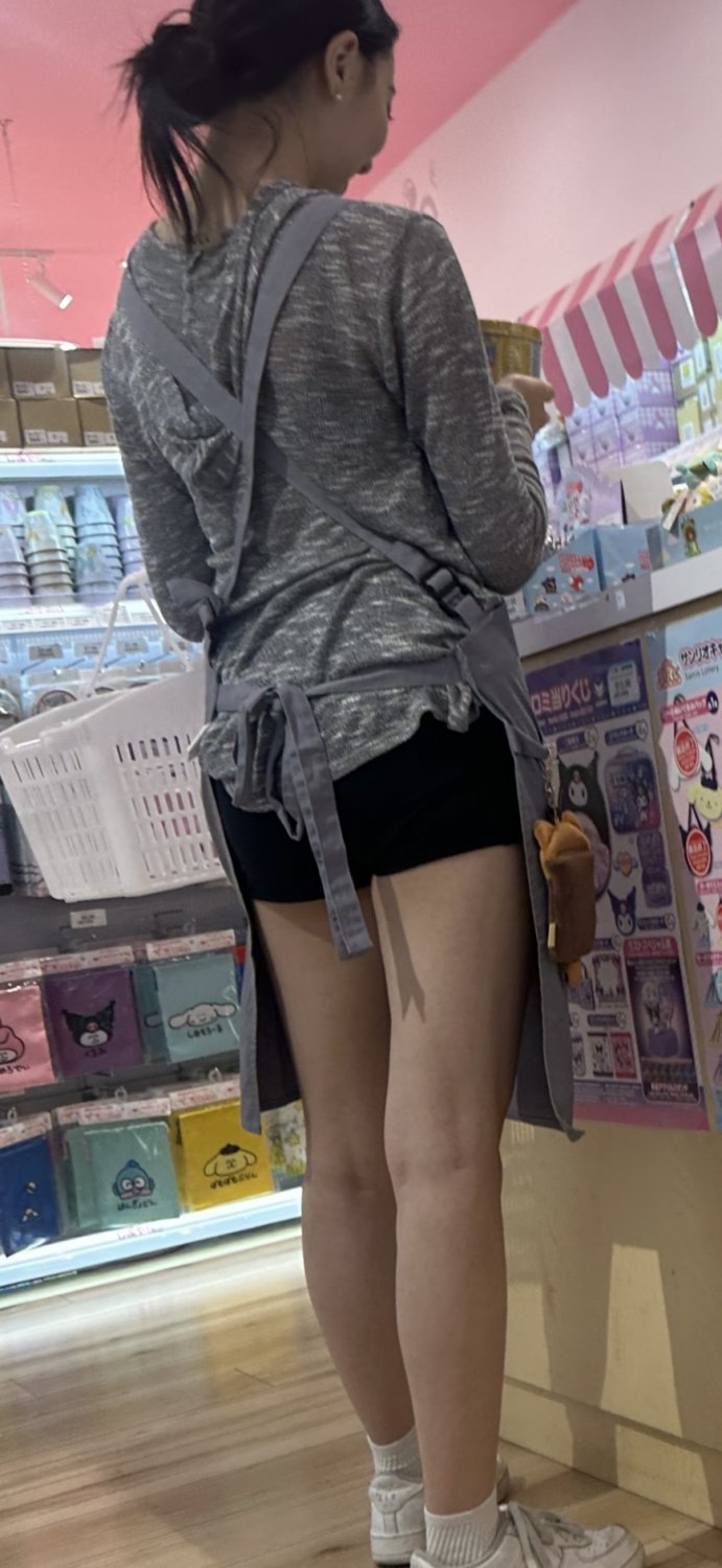 Slim Oriental Girl’s Perfect Legs Captured Candidly 4