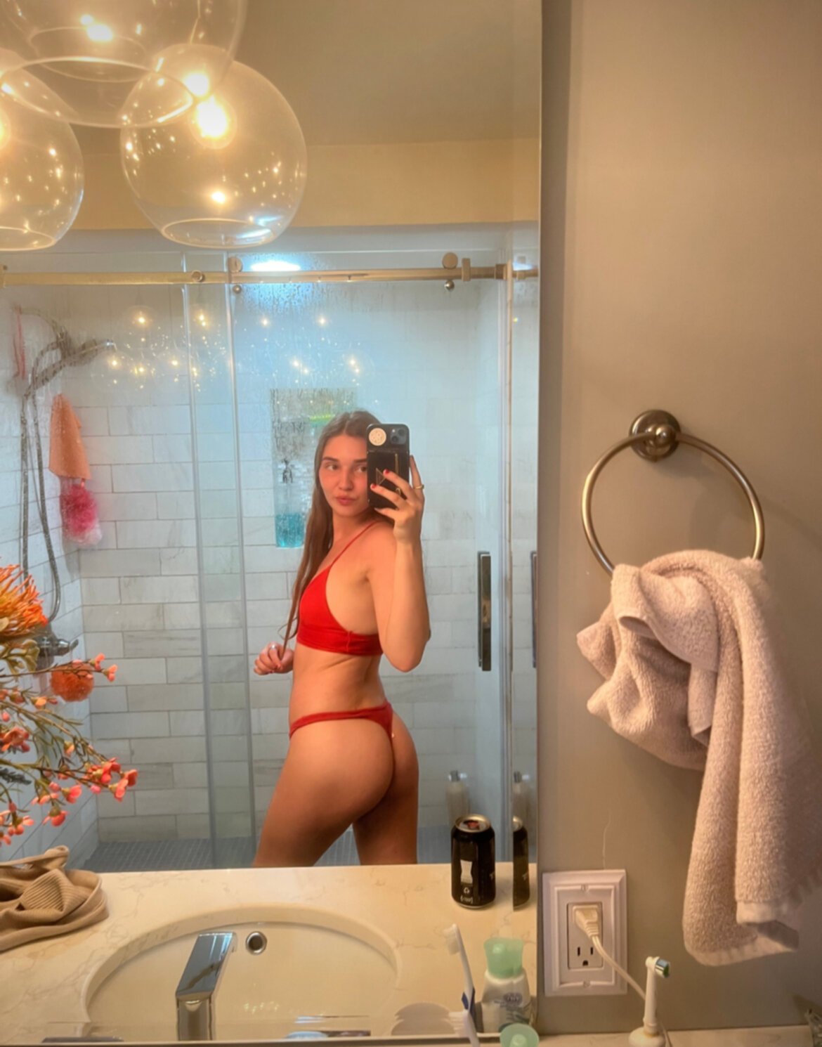 ケイラ・ラビング・エブリ・セカンド・オブ・ビーイング・ア・ワイルド、アンアシェイムド・ホア 2