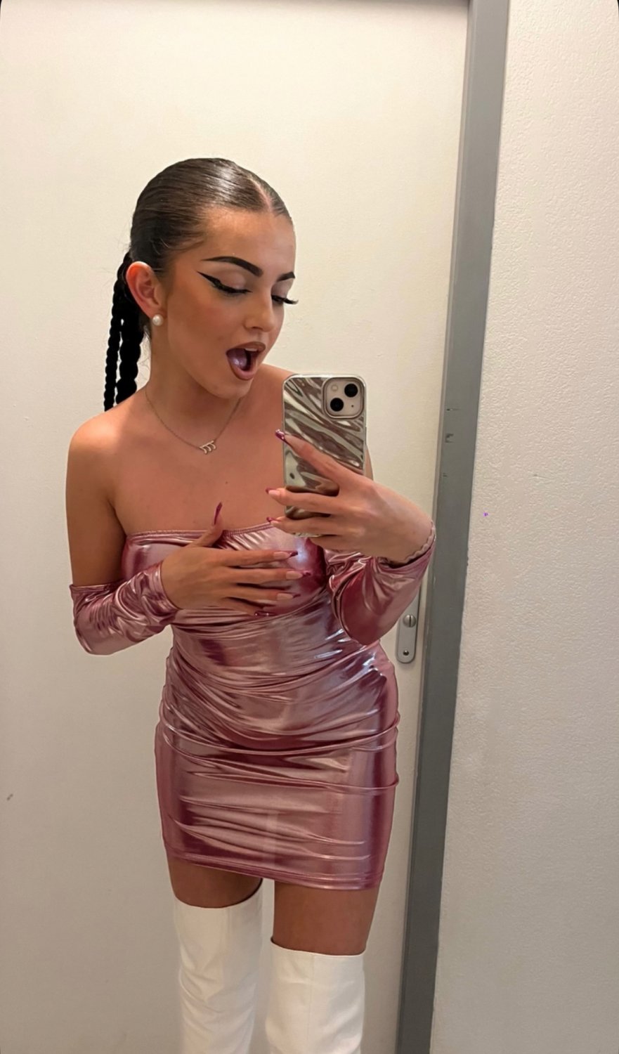 スラッティー・ホー・トゥワーキング・ハード・オン・ティックトック・フォア・ビューズ 2