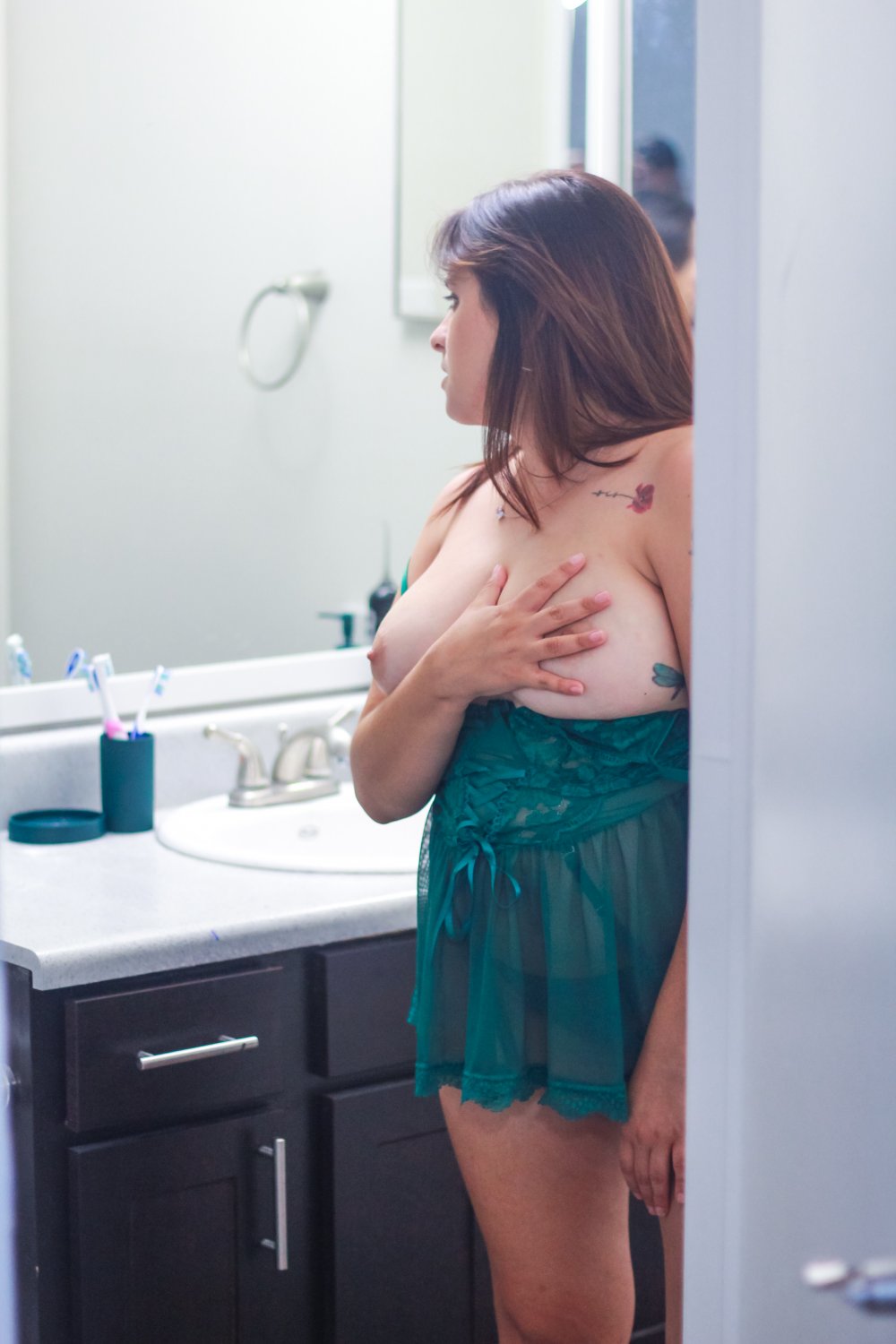 Mouthwatering Hottie Teases with Irresistible Curves in Hot Fuck 26