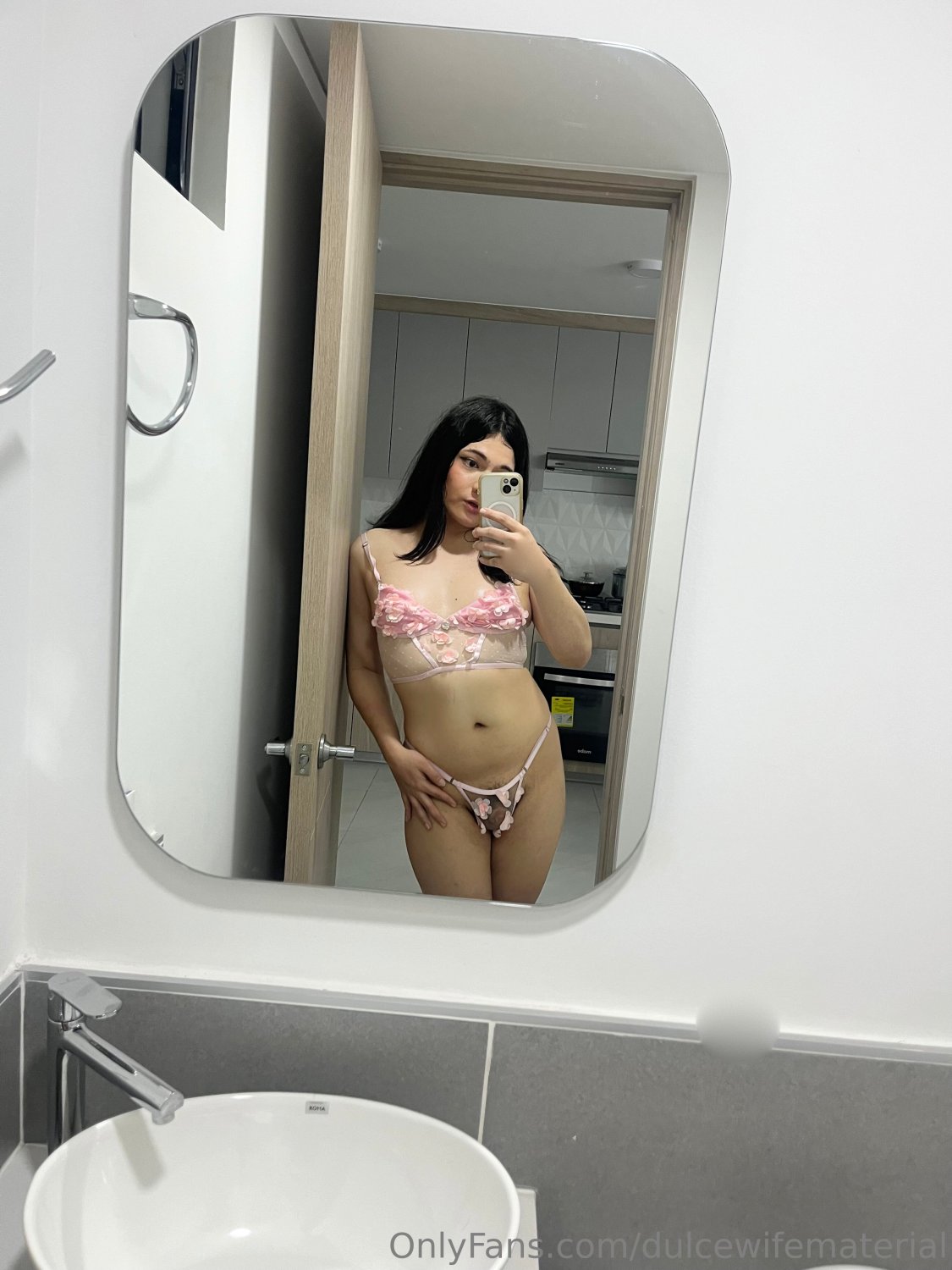 トランス・ガール・ホッティー・ショウズ・オフ・イン・スティーミー・ピックス・ファック・セッション 35