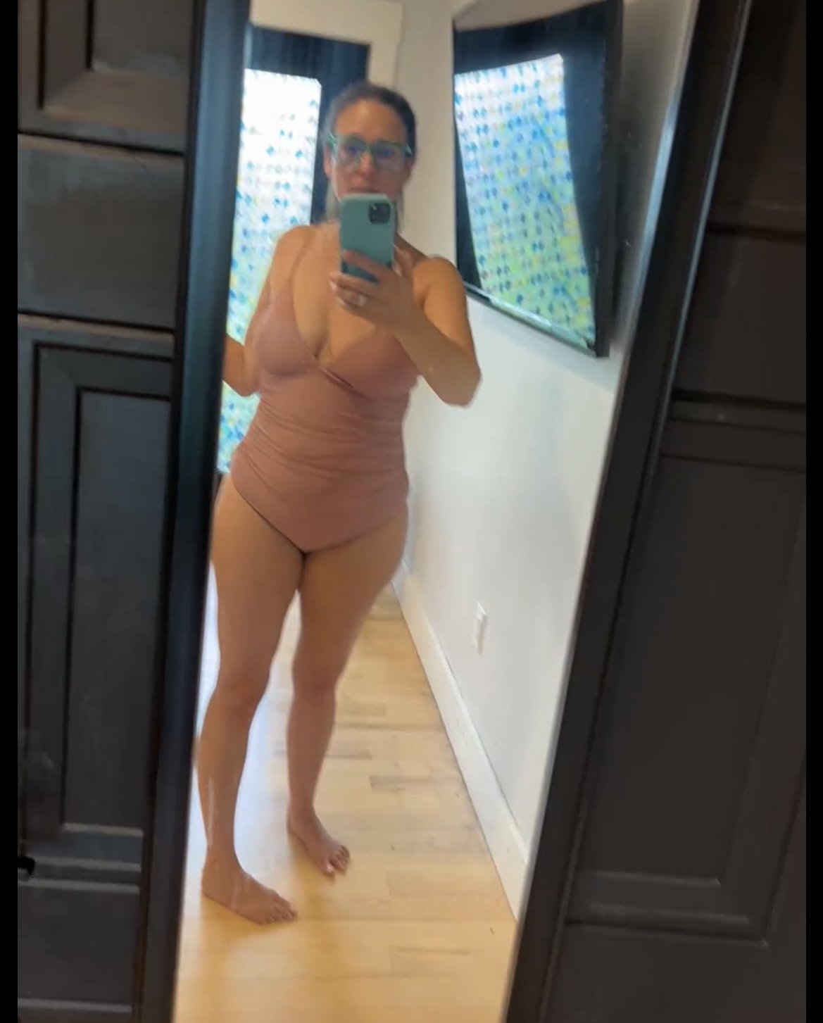 Latina MILF Hottie Tempts with Feet in Fuck Smash Session 6