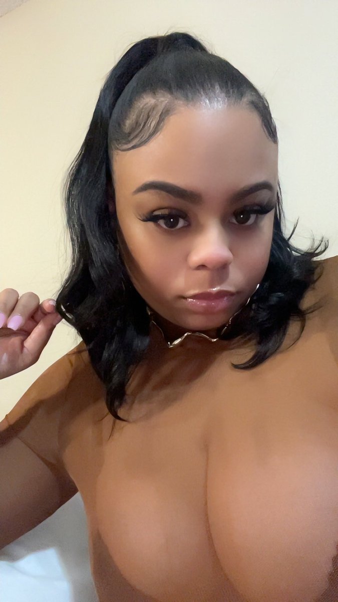 Hottie Delivers Steamy Fuck in GlcQlXAWEAAp78e Session 1