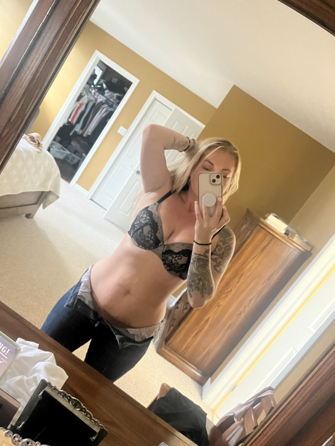 キュート・ラス・レディー・トゥ・アンリーシュ・ハー・ワイルド・サイド 2