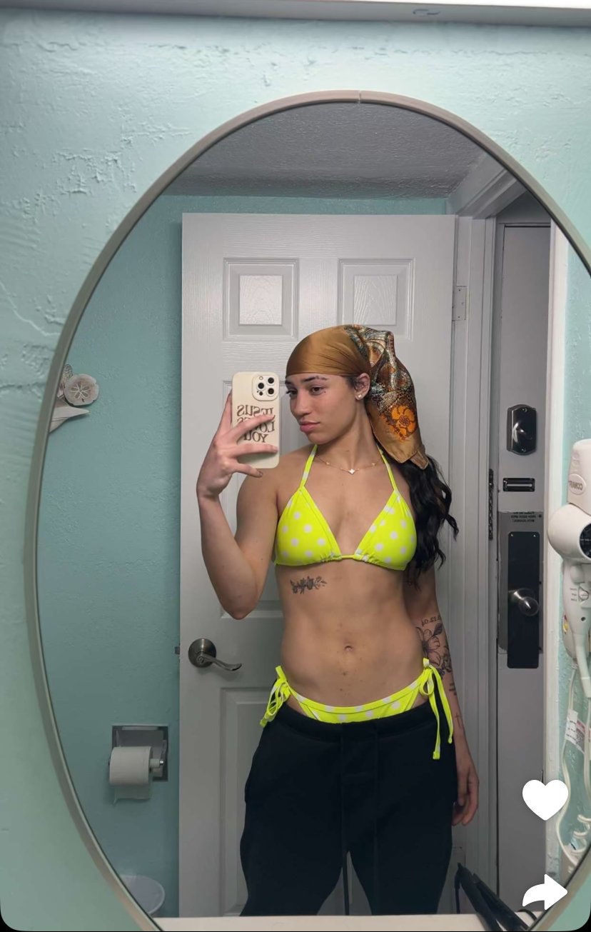 Fitness Babe Amiah Sharing Sexy Selfies and Curves 1