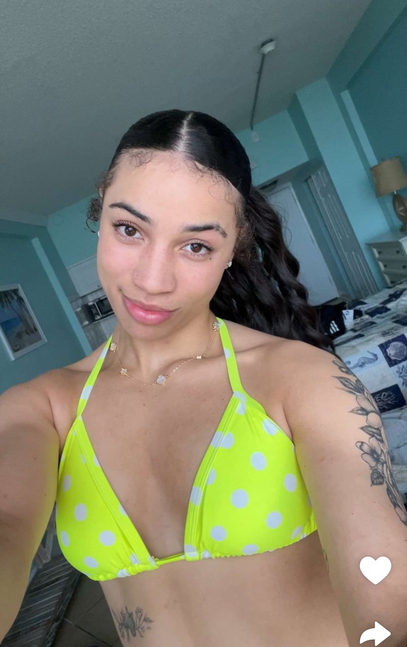 Fitness Babe Amiah Sharing Sexy Selfies and Curves 4