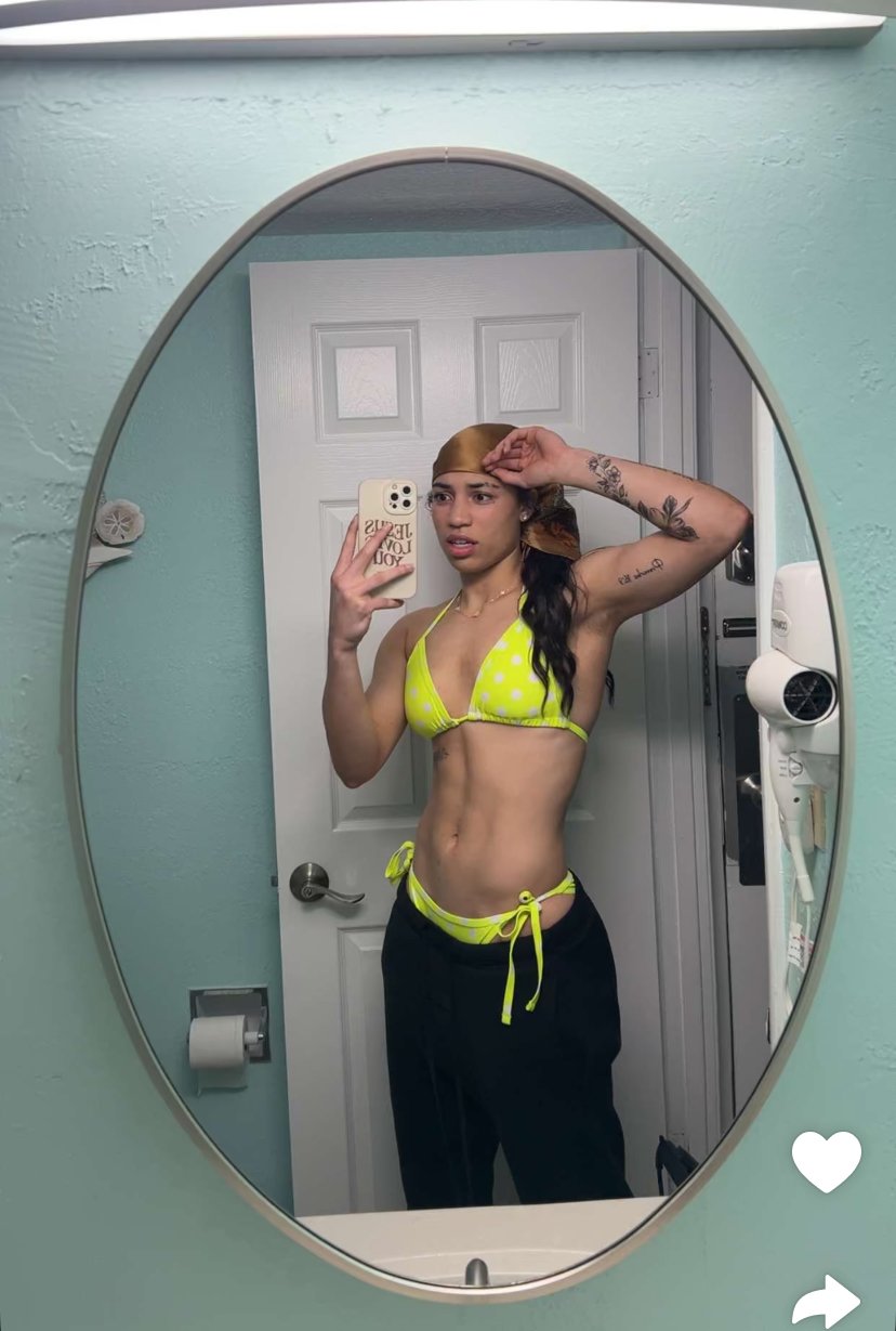 Fitness Babe Amiah Sharing Sexy Selfies and Curves 8