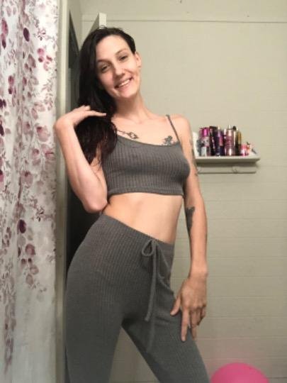 Faith the Hourglass White Hussy Showing Off Her Skinny Selfie Body 3