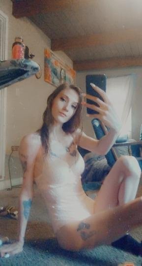 Faith the Hourglass White Hussy Showing Off Her Skinny Selfie Body 15
