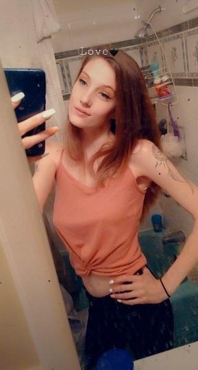 Faith the Hourglass White Hussy Showing Off Her Skinny Selfie Body 18