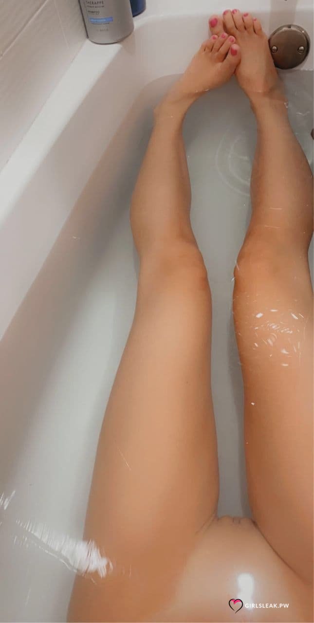 セクシー・ガール・ショウイング・オフ・ハー・タイト・アス・アンド・ホット・ボディ 23