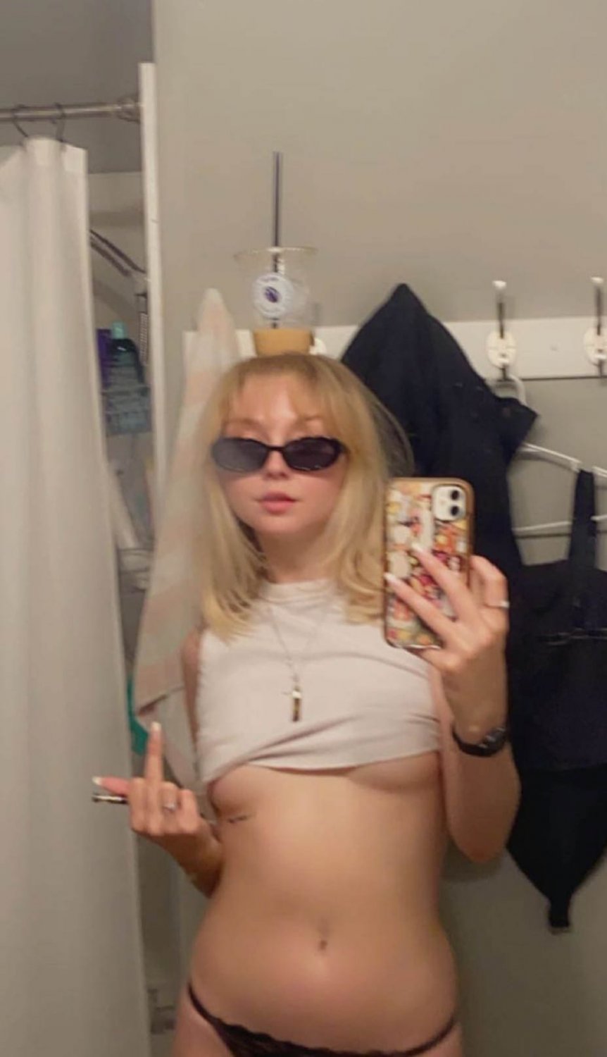 ブロンド・ビキニ・ベイブ・ベイピング・アンド・フラッシング・ハー・ノーティー・カーブス — リークド 8