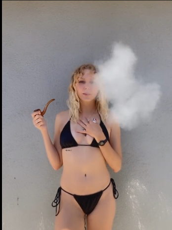 ブロンド・ビキニ・ベイブ・ベイピング・アンド・フラッシング・ハー・ノーティー・カーブス — リークド 28