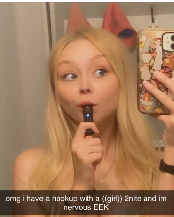 ブロンド・ビキニ・ベイブ・ベイピング・アンド・フラッシング・ハー・ノーティー・カーブス — リークド 31