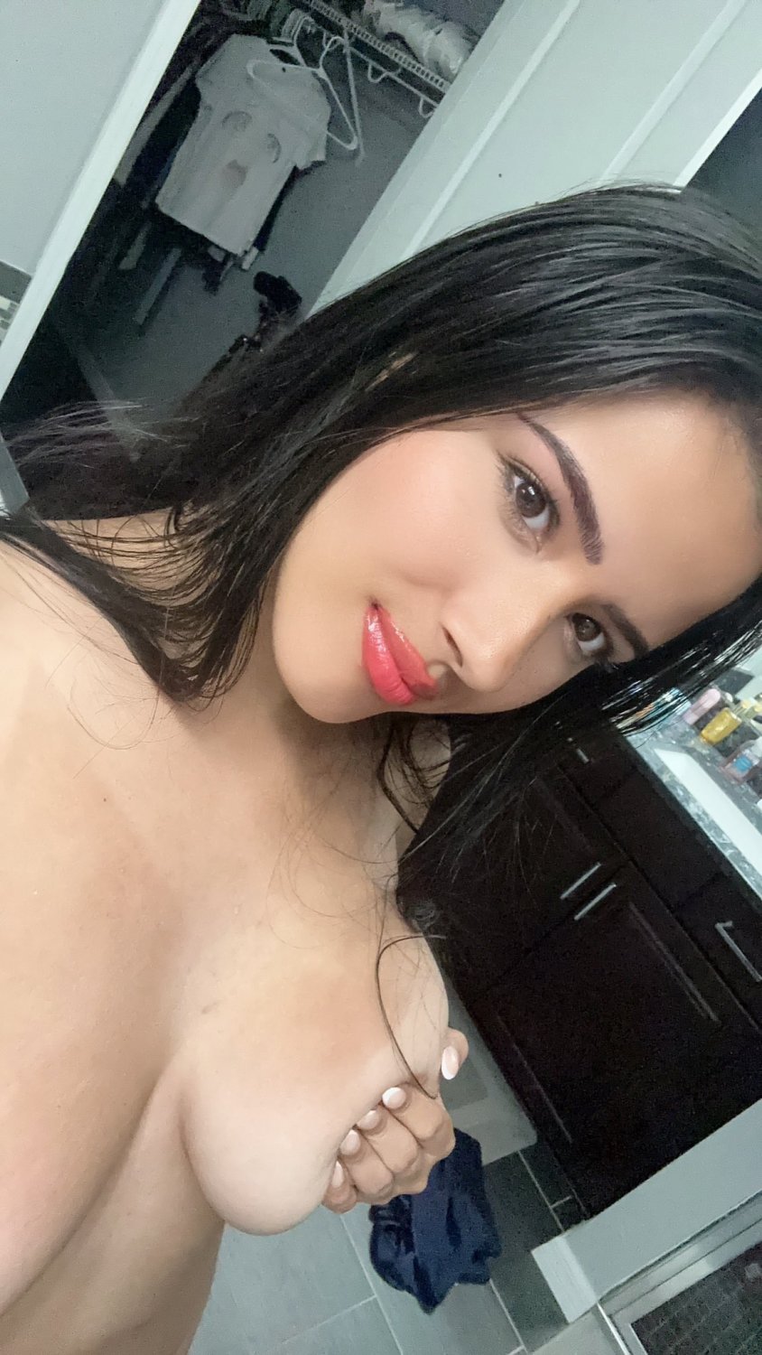 ファット・ラティーナ・フルージー・フラッシング・ハー・ビッグ・ジューシー・ティッツ・アンド・ベッギング・フォア・モア 31