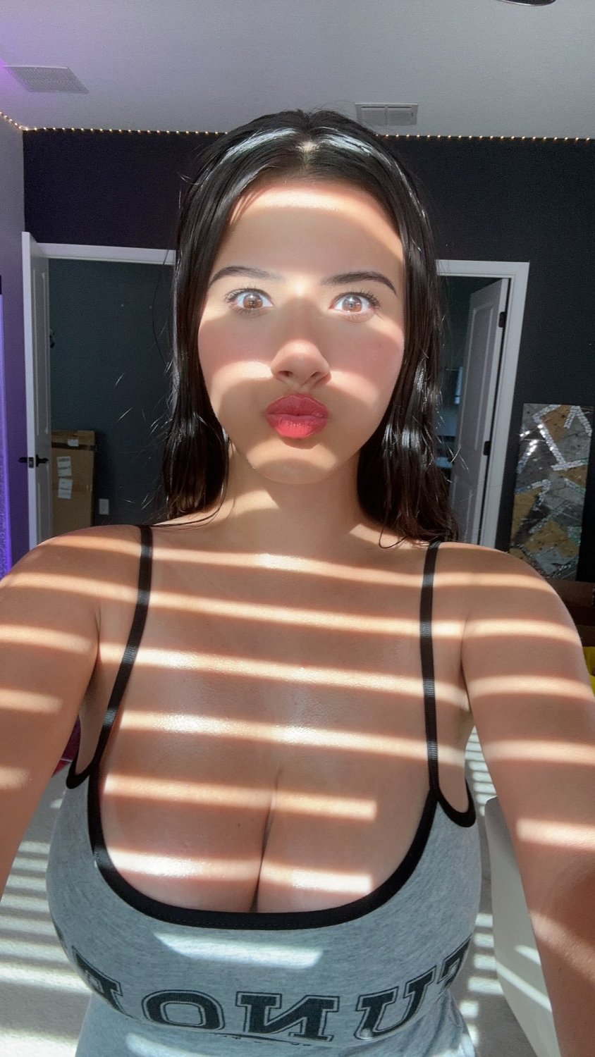 ファット・ラティーナ・フルージー・フラッシング・ハー・ビッグ・ジューシー・ティッツ・アンド・ベッギング・フォア・モア 32