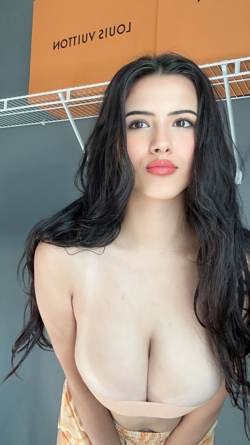 ファット・ラティーナ・フルージー・フラッシング・ハー・ビッグ・ジューシー・ティッツ・アンド・ベッギング・フォア・モア 43