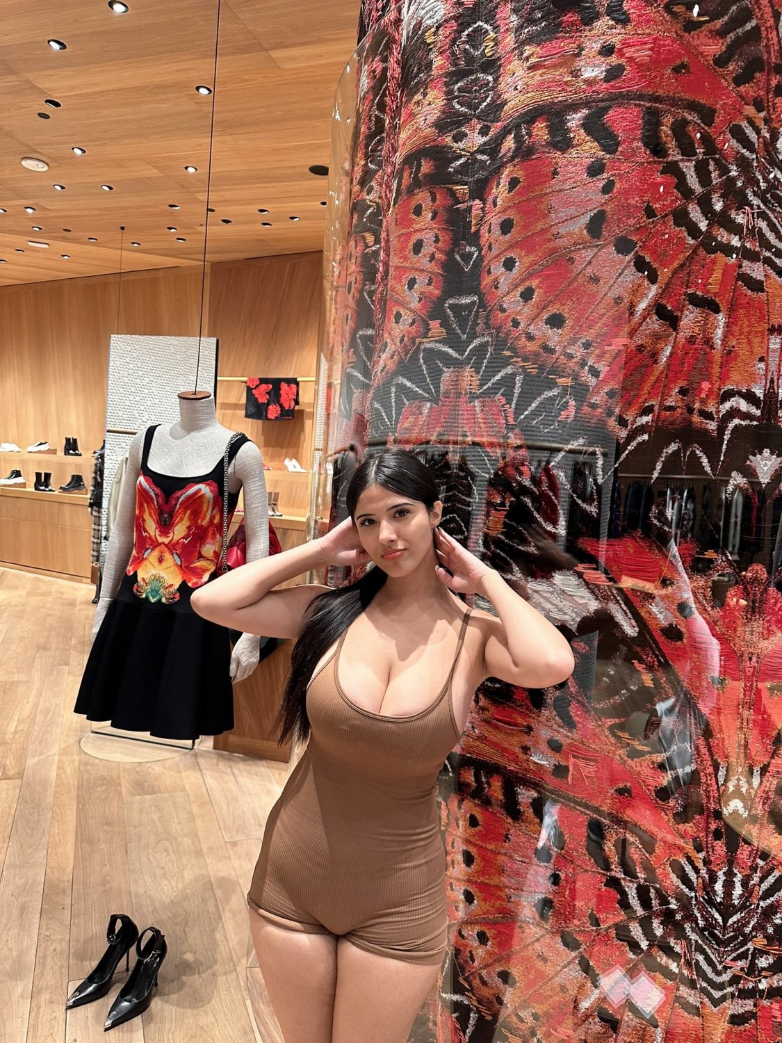 ファット・ラティーナ・フルージー・フラッシング・ハー・ビッグ・ジューシー・ティッツ・アンド・ベッギング・フォア・モア 86