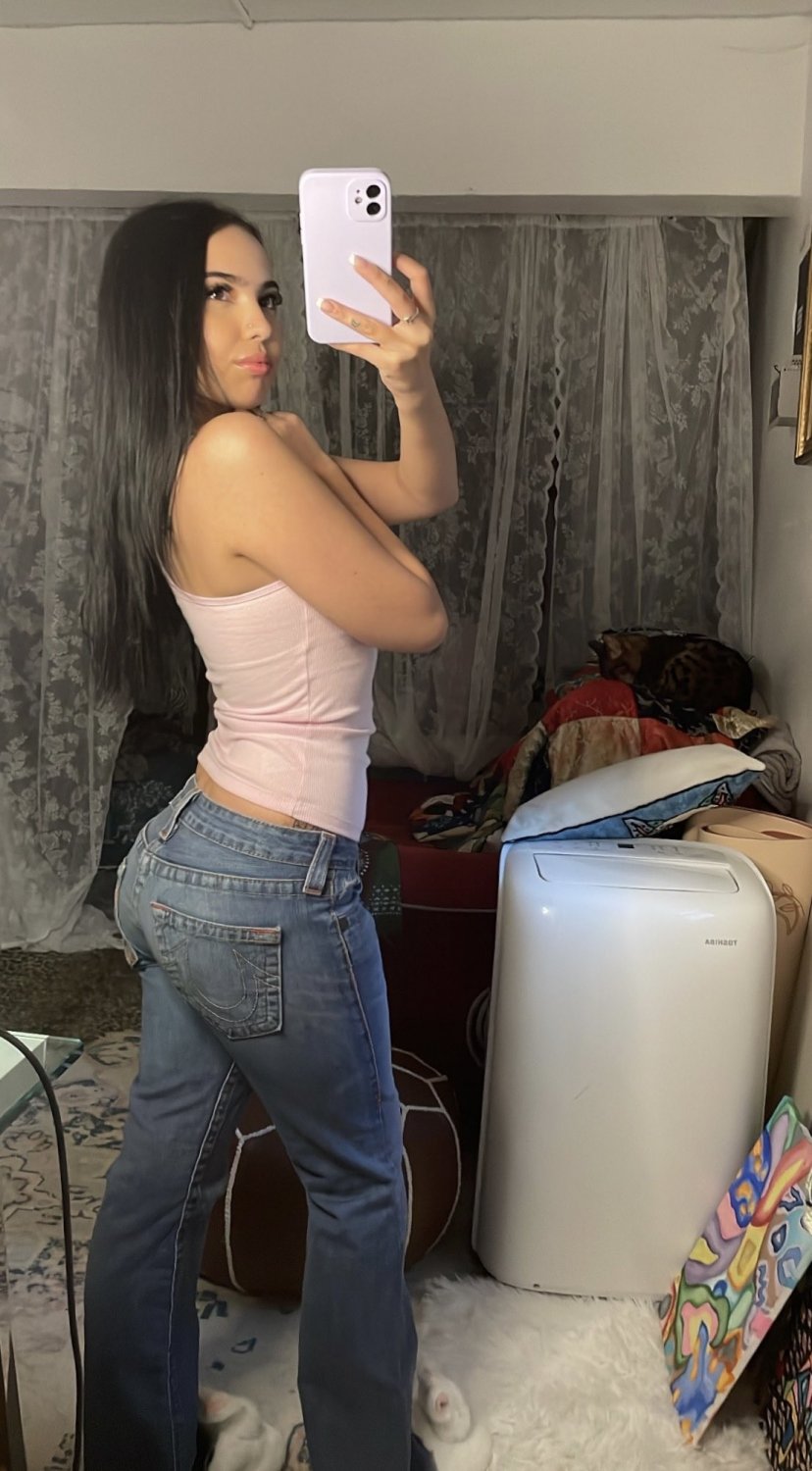 ヤミー・スパニッシュ・ビッグ・ティティー・フッカー・ベッギング・フォア・ハード・アクション 24