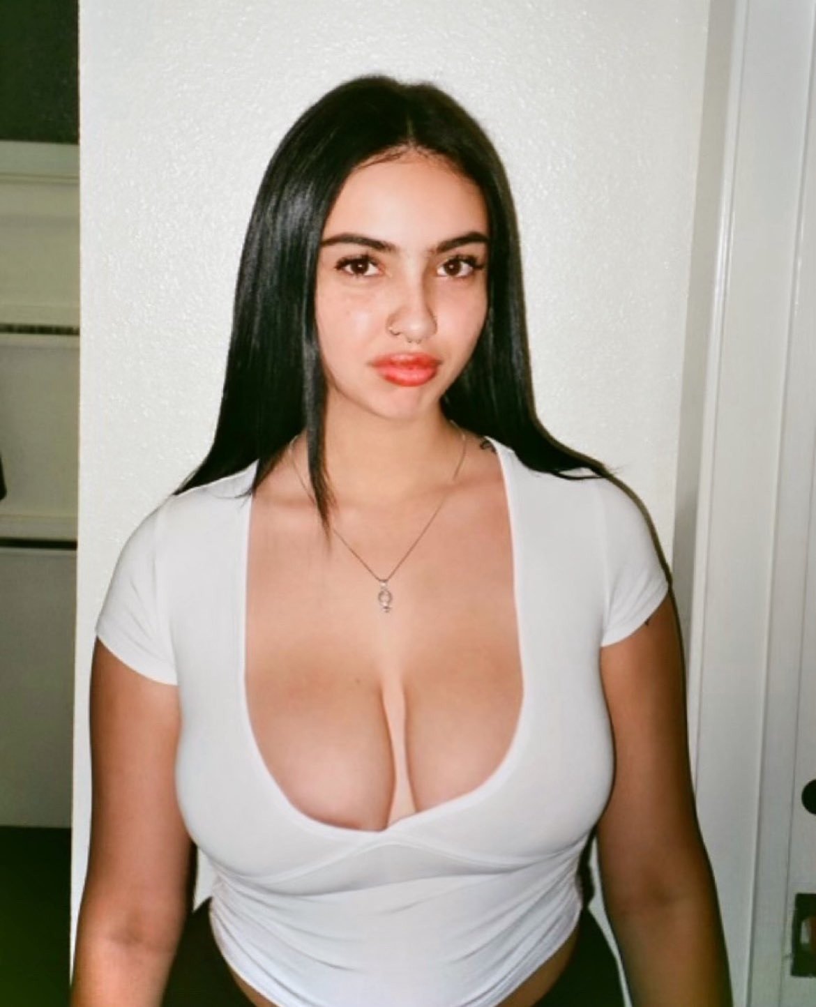 ヤミー・スパニッシュ・ビッグ・ティティー・フッカー・ベッギング・フォア・ハード・アクション 39