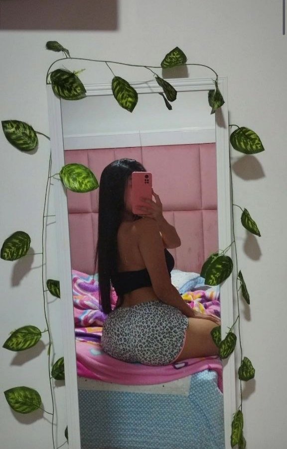 ビューティフル・ダーク・ヘアード・カレッジ・ガール・ショウイング・オフ・ハー・ノーティー・セルフィーズ — ホット・アンド・テンプティング 1