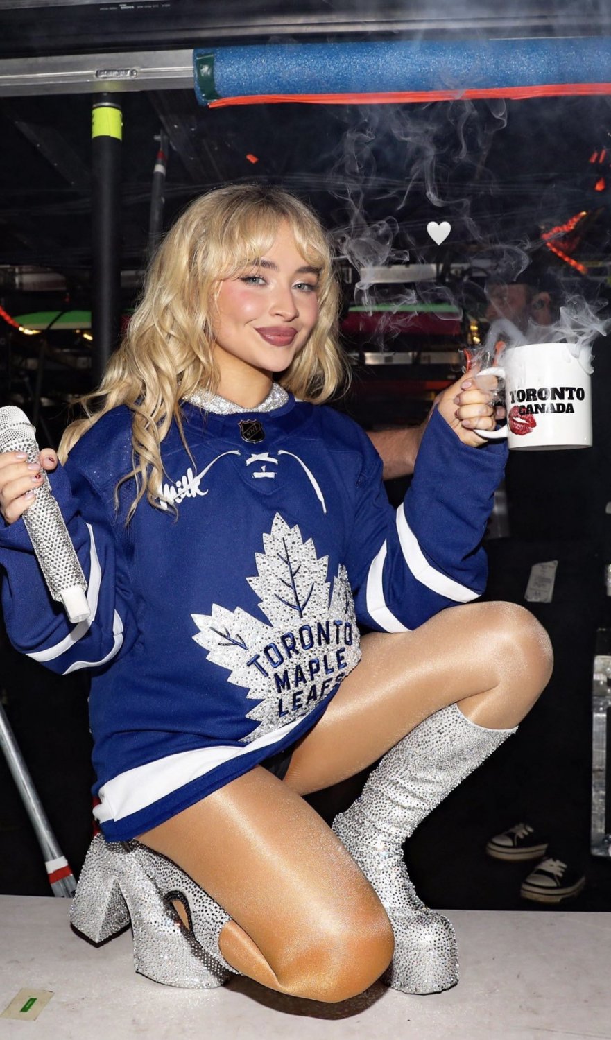 サブリナ・カーペンター・リーディング・ユー・イントゥ・イレジスティブル・エロティック・ドリームズ 1