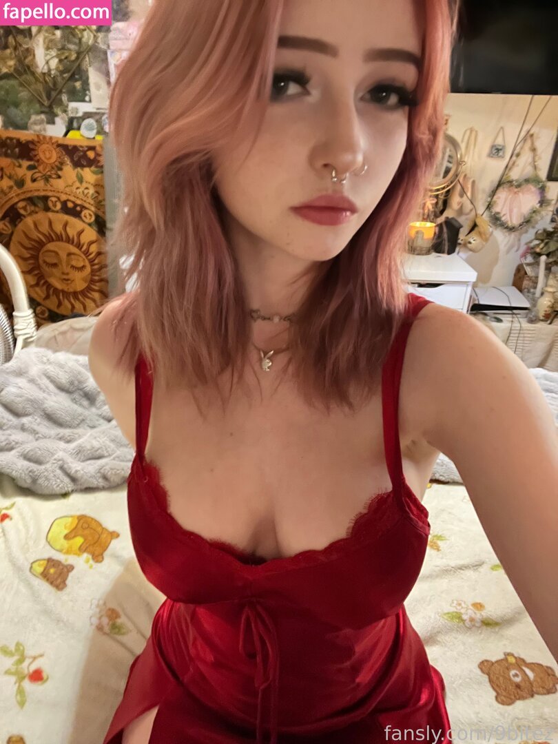 バスティー・ボムシェル・ショウイング・オフ・ザット・ジューシー・ラック 14