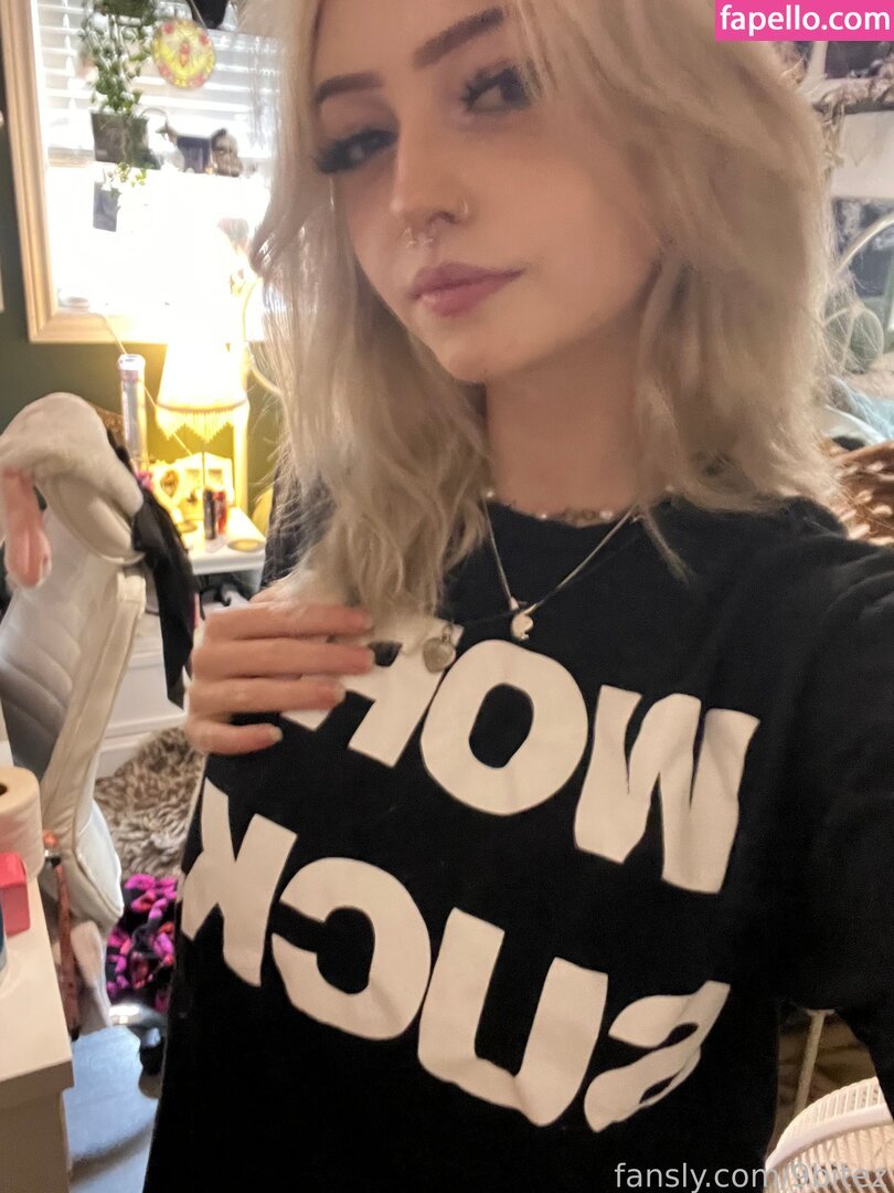 バスティー・ボムシェル・ショウイング・オフ・ザット・ジューシー・ラック 28