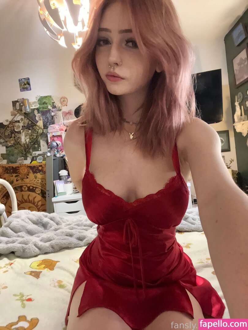 バスティー・ボムシェル・ショウイング・オフ・ザット・ジューシー・ラック 36