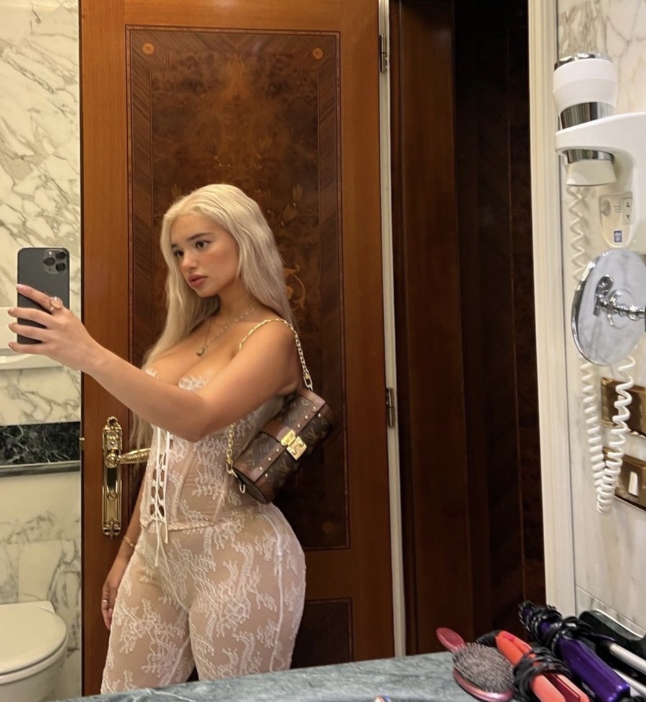 Seductive Babe Ready to Please Every Desire 35