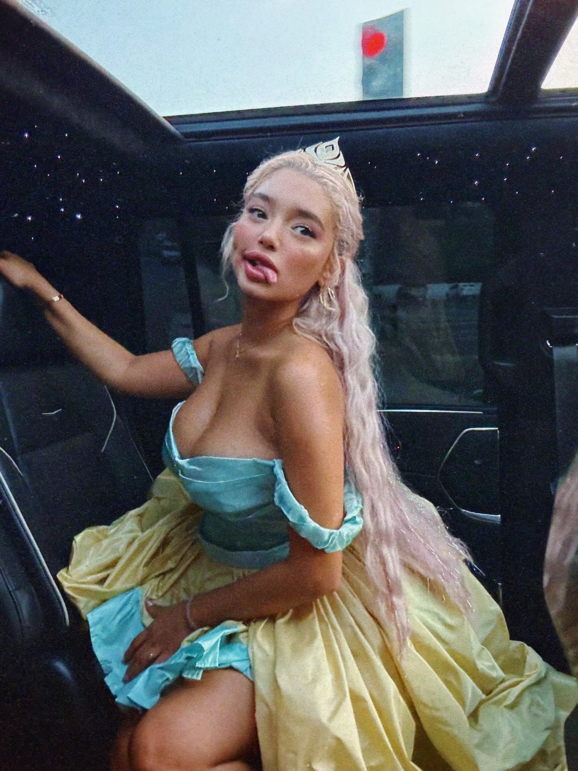 Seductive Babe Ready to Please Every Desire 36