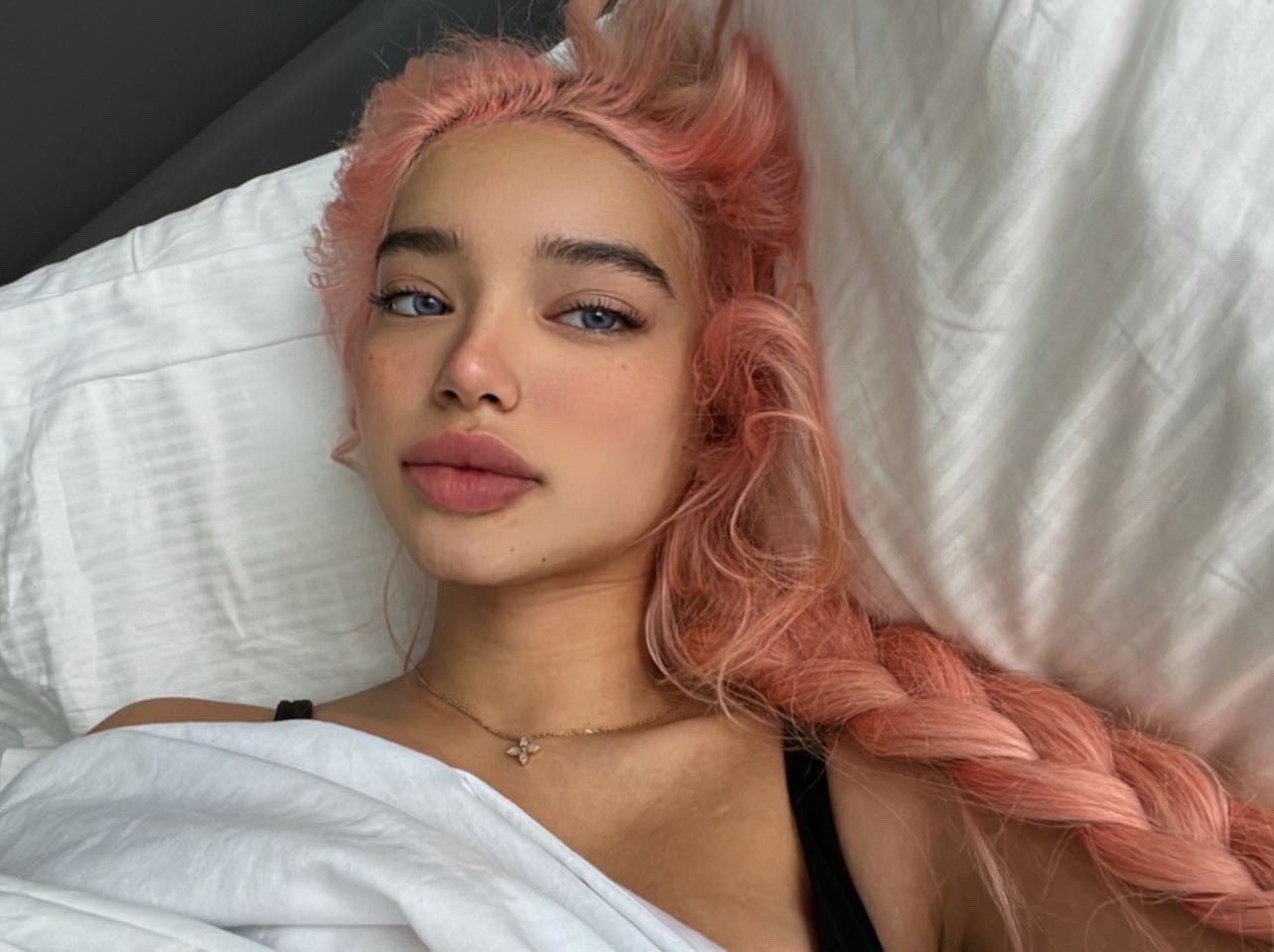 Seductive Babe Ready to Please Every Desire 52