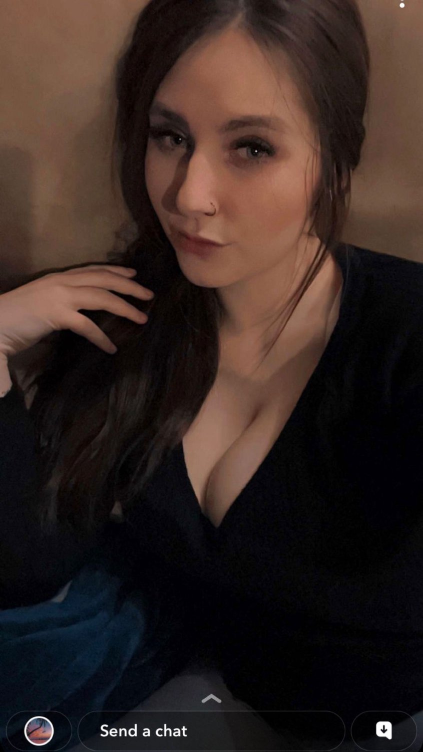 バスティー・ウェブスラット・フロウティング・ハー・カーブス・フォア・エブリワン 1