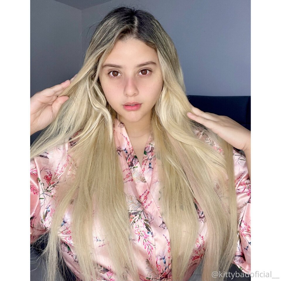 Sexy Caroline Flaunting Her Natural Curves 67