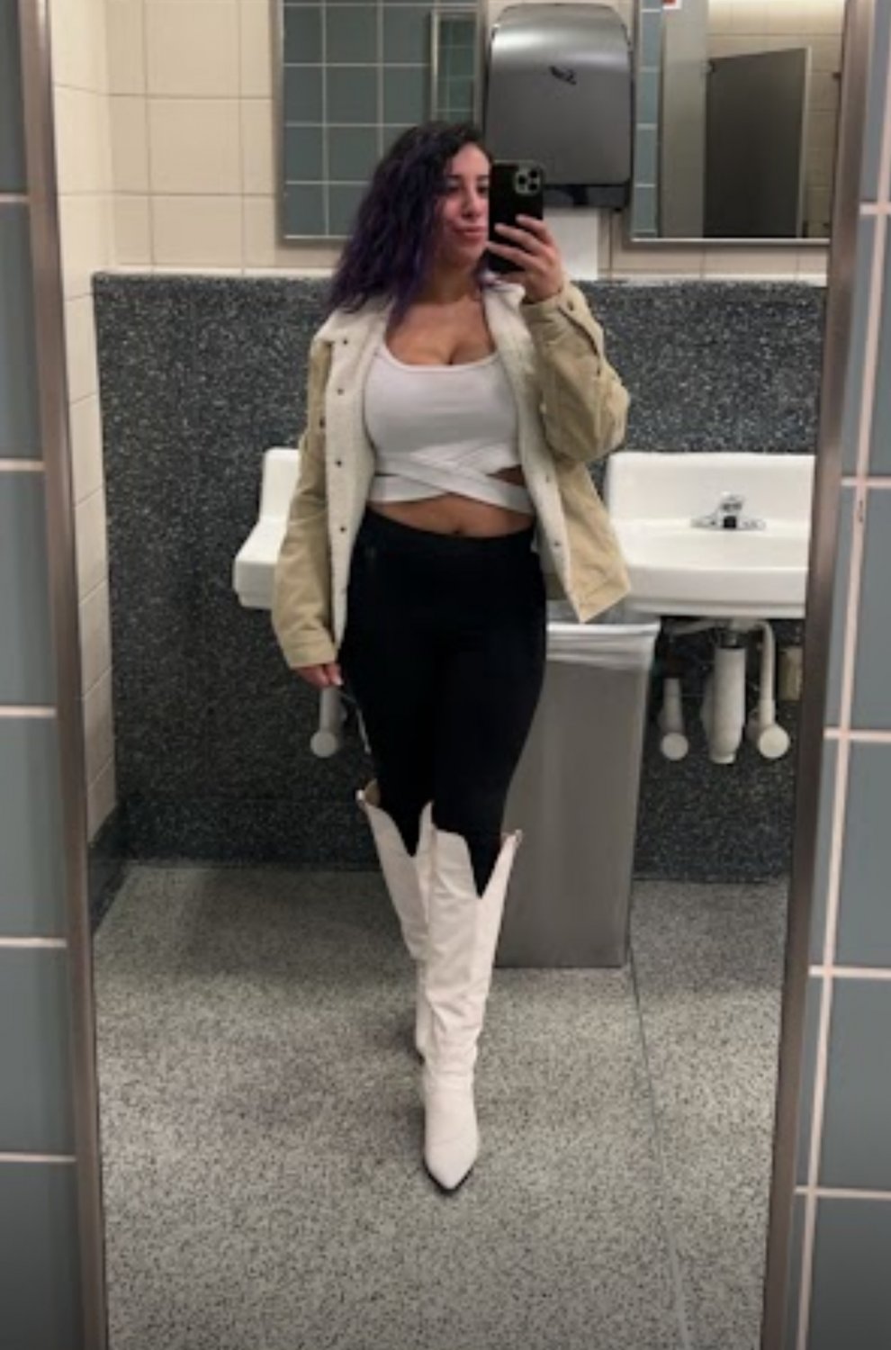 Who Is This Gorgeous Latina Beauty With the Mouthwatering Curves? 2