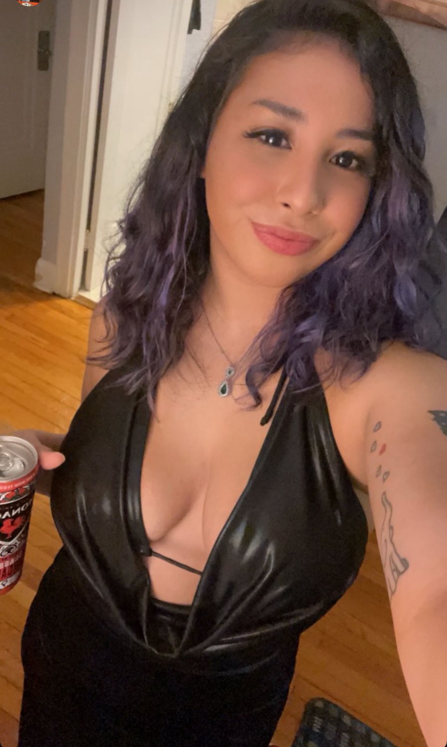 Who Is This Gorgeous Latina Beauty With the Mouthwatering Curves? 3