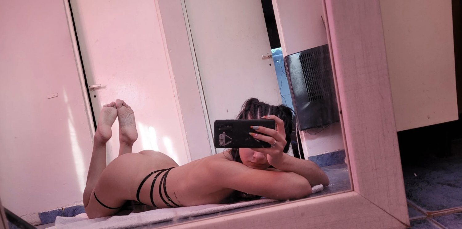 スーパー・ホット・リトル・ブランキーニャ・ショウズ・オフ・ハー・セクシー・カーブス 6