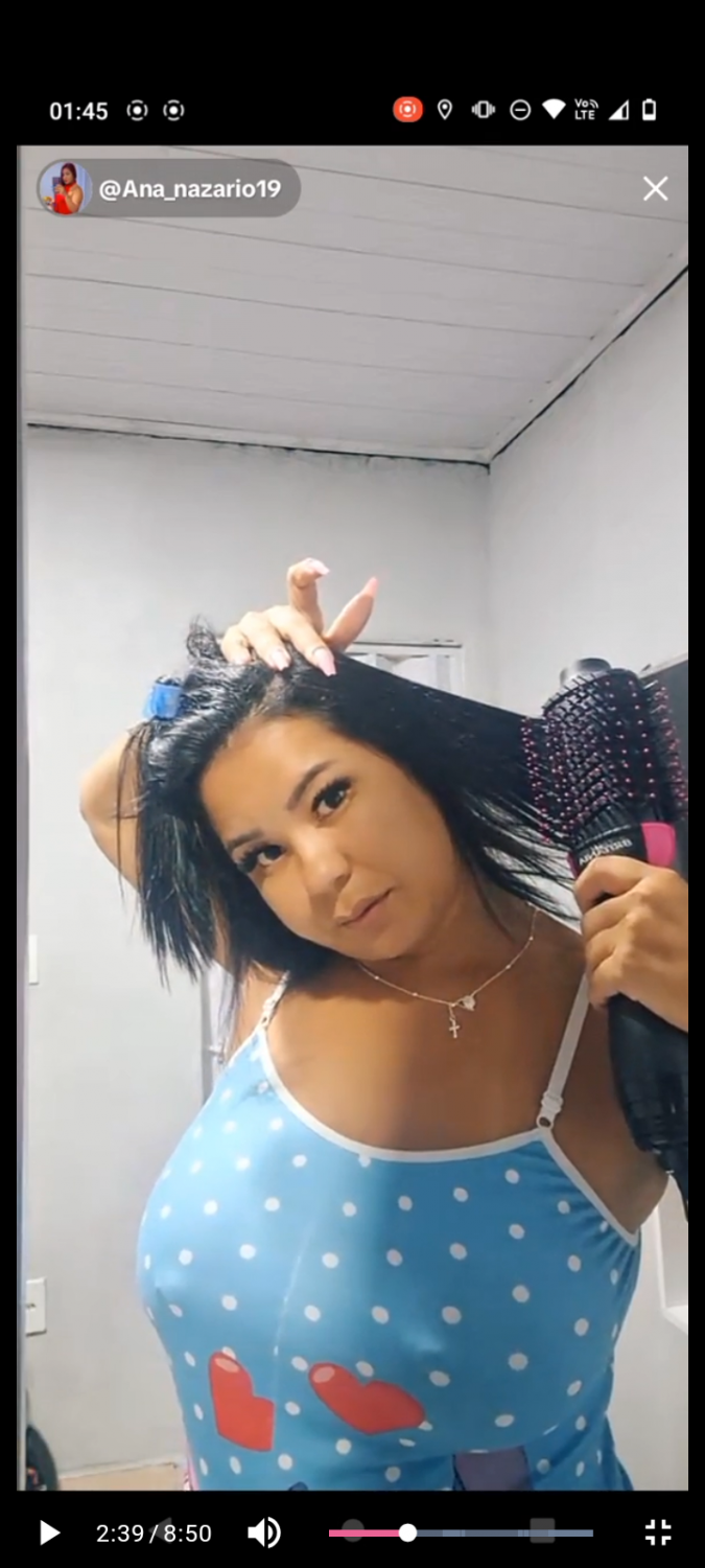 アナ・ナザリオ・フロウティング・ハー・イレジスティブル・ブラジリアン・カーブス 17