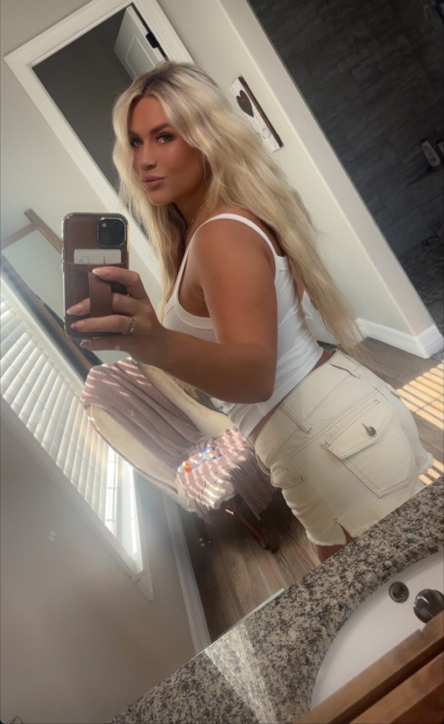 Big Boobs Bitch Showing Off Her Juicy Curves 1