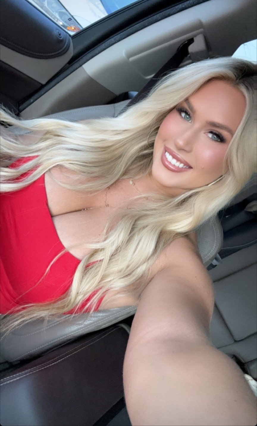 Big Boobs Bitch Showing Off Her Juicy Curves 5