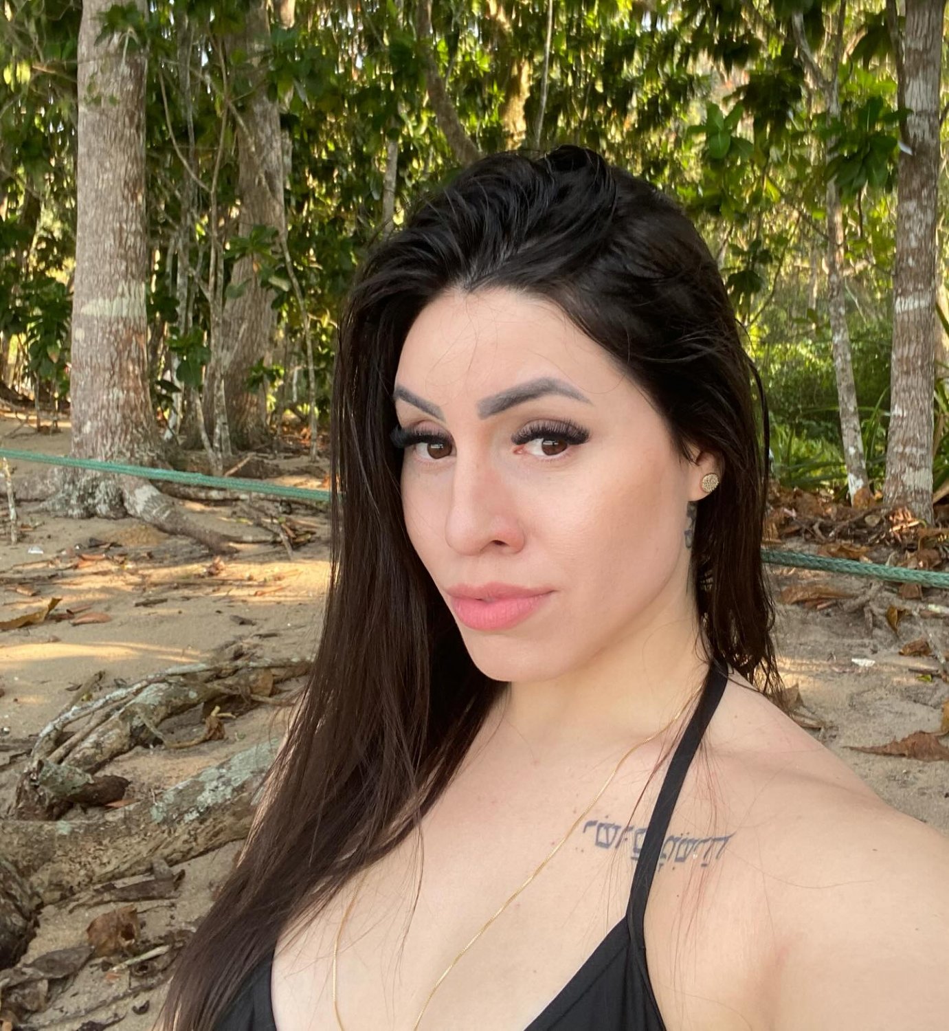 シック・ブルネット・クイーン・ドライビング・エブリワン・クレイジー 11