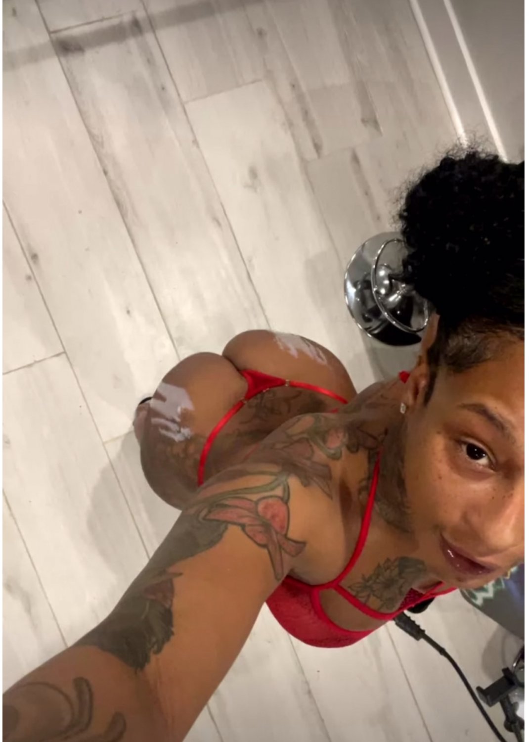 Mizztwerksum Live — Watch Her Butt Clap Like Crazy 5