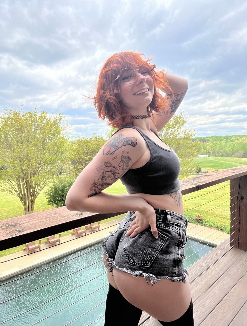 Hot Nerdy Babe Ready to Drop All Her Inhibitions 3