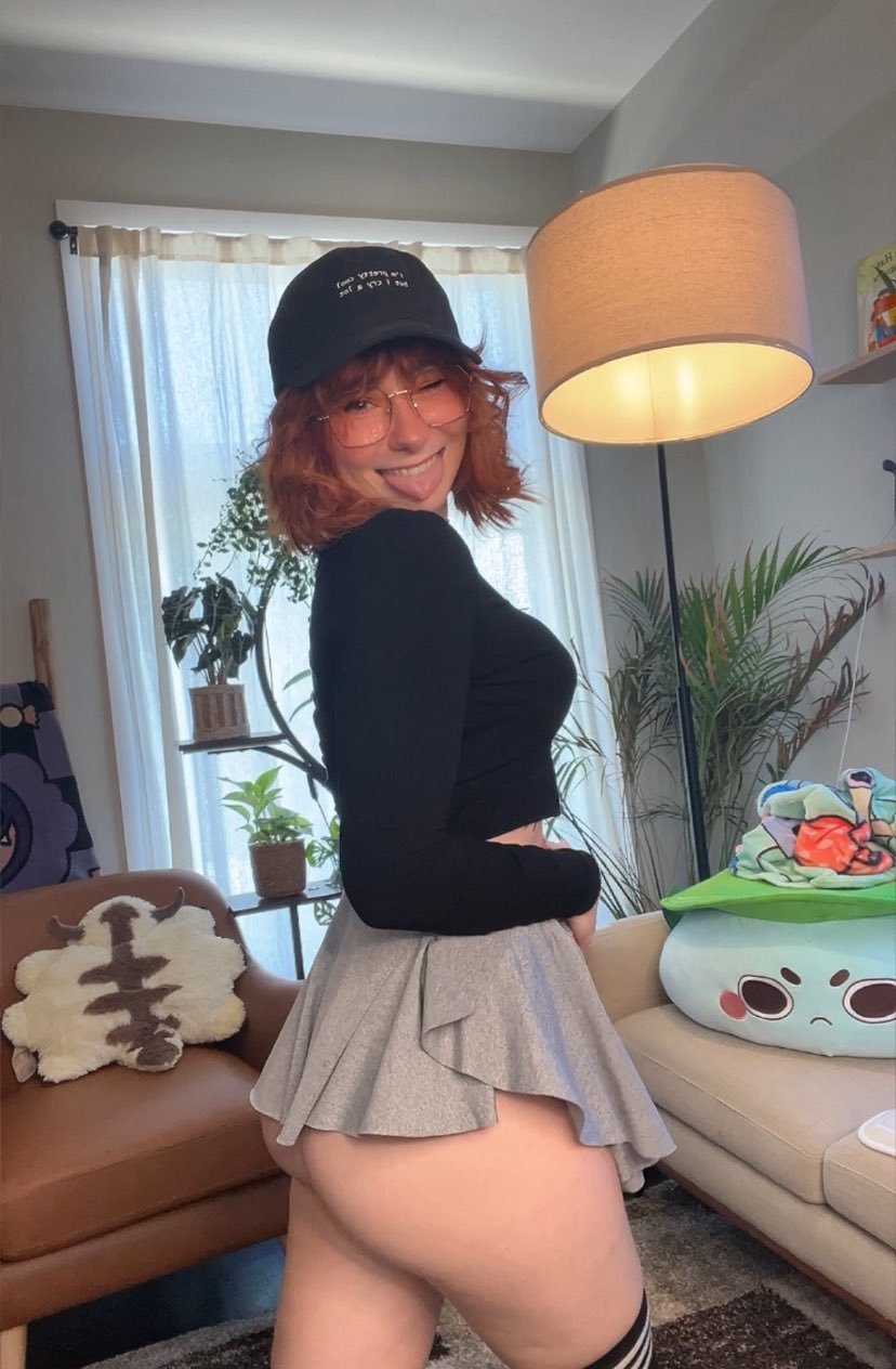 Hot Nerdy Babe Ready to Drop All Her Inhibitions 17