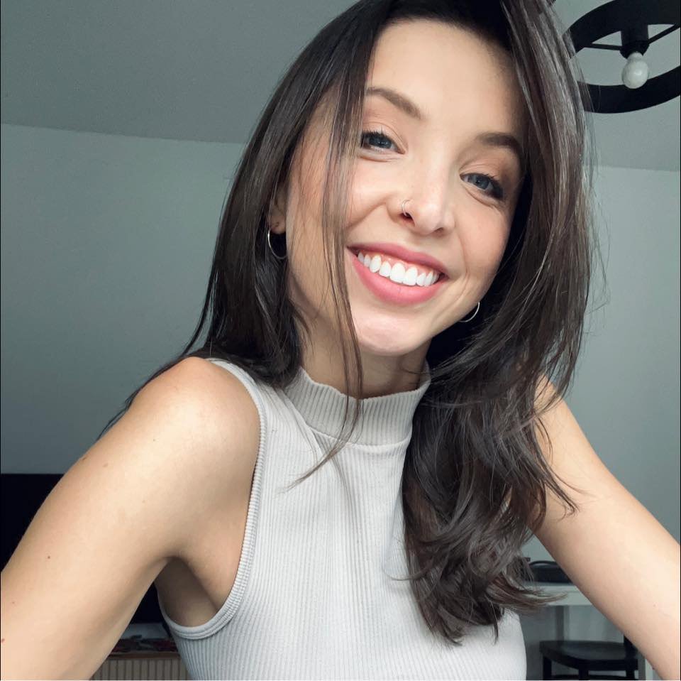 Flirty Polish Dance Coach Julia Shows Off That Perfect Booty 8